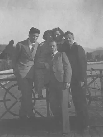 Марк слева с друзьями в пансионате 1930е годы В пансионате с друзьями - фото 25