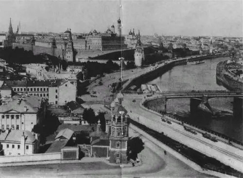 Панорама Москвы в начале XX века Маяковский обычно сидел на диване рядом с - фото 52