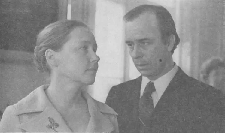 Ия Саввина и Олег Борисов в фильме Дневник директора школы Фрумин снимает - фото 52