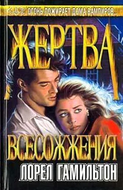 Лорел Гамильтон Жертва всесожжения обложка книги