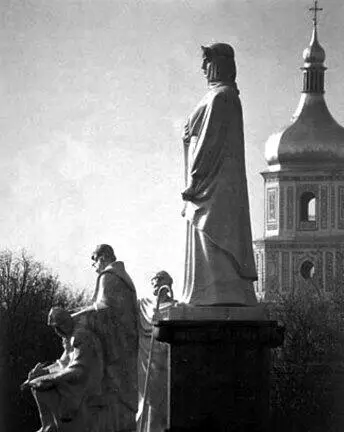 Памятник княгині Ользі Син княгині Ольги Святослав 972 був - фото 10