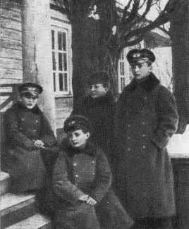 Ф Э Дзержинский в центре с матерью и братьями Казимиром сидит слева и - фото 11