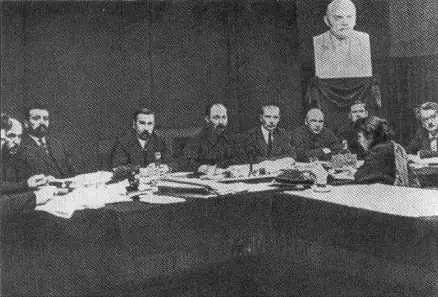 Ф Э Дзержинский на заседании Президиума ВСНХ Февраль 1924 г Ф Э - фото 57