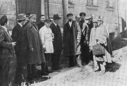 Ф Э Дзержинский в Ленинграде у здания Института прикладной химии НТО ВСНХ с - фото 58