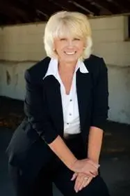 Mariah Stewart is the bestselling author of ten novels and three novellas A - фото 2