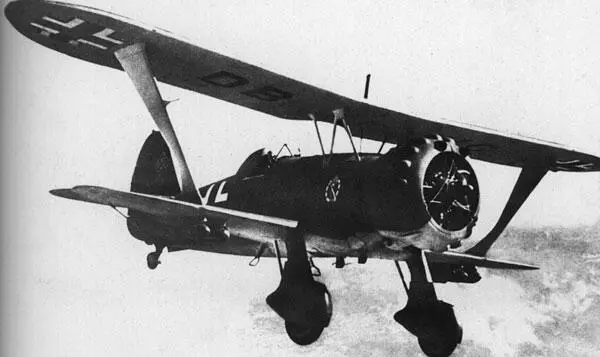 Биплан Hs123 Первый прототип самолета Ju87 Серийные Ju87B во время боевого - фото 5