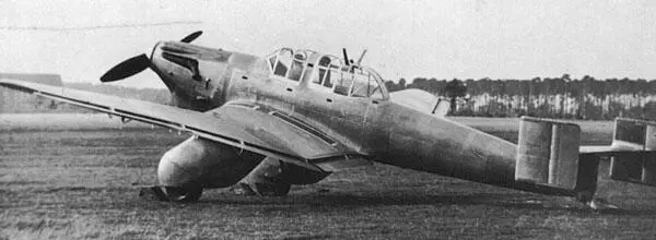 Первый прототип самолета Ju87 Серийные Ju87B во время боевого вылета - фото 6