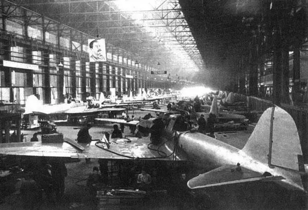 Сборка самолетов Ил2 на авиазаводе 18 1942 г Сборочная линия самолетов - фото 21