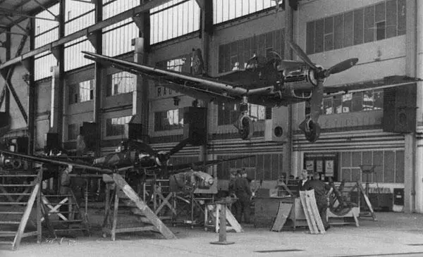 Сборочная линия самолетов Ju87D Начальство высоко оценило результаты - фото 22