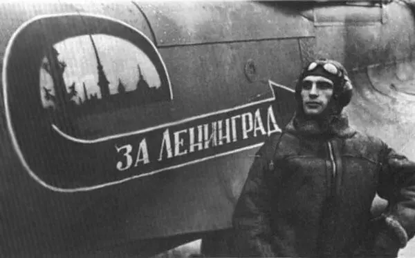 Командир эскадрильи 566го ШАП старший лейтенант В И Мыхлик около своего Ил2 - фото 140