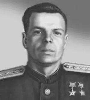 Дважды Герой Советского Союза полковник Н Г Столяров послевоенное фото - фото 148