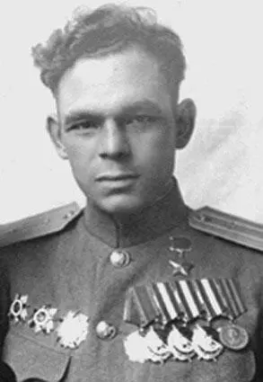Командир эскадрильи 142го Гв ШАП Герой Советского Союза майор П Ф Алексеев - фото 152