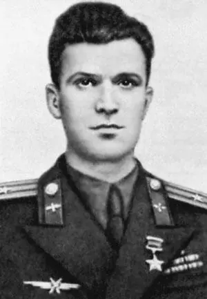 Герой Советского Союза майор М Н Бабкин послевоенное фото Командир звена - фото 158