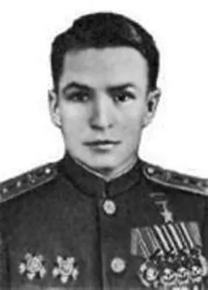 Командир эскадрильи 208го ШАП Герой Советского Союза капитан С А Батиньков - фото 161