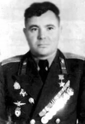 Герой Советского Союза майор И Т Бойков послевоенное фото Начальник - фото 168