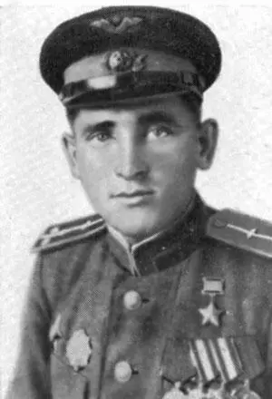 Командир эскадрильи 806го ШАП Герой Советского Союза лейтенант Л К Кузнецов - фото 203