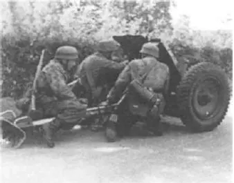 Парашютисты с противотанковой пушкой PaK36 Расчет одет в куртки с - фото 18