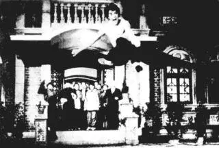 2 Король умер Примерно около 8 часов вечера 20 июля 1973 года Ли - фото 3