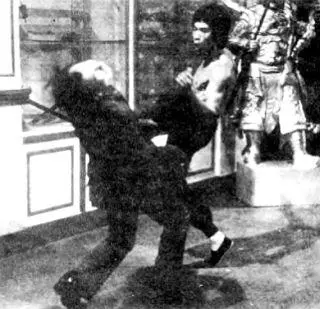 2 Король умер Примерно около 8 часов вечера 20 июля 1973 года Ли - фото 4