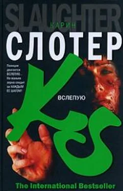 Карин Слотер Вслепую обложка книги