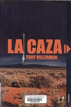 Tony Hillerman La Caza обложка книги