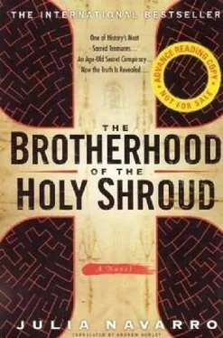Julia Navarro The Brotherhood Of The Holy Shroud обложка книги