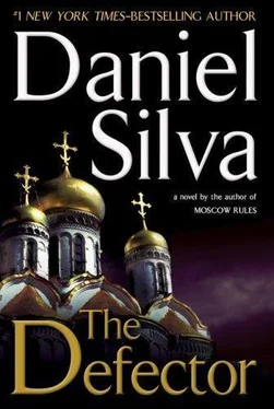 Daniel Silva The defector обложка книги