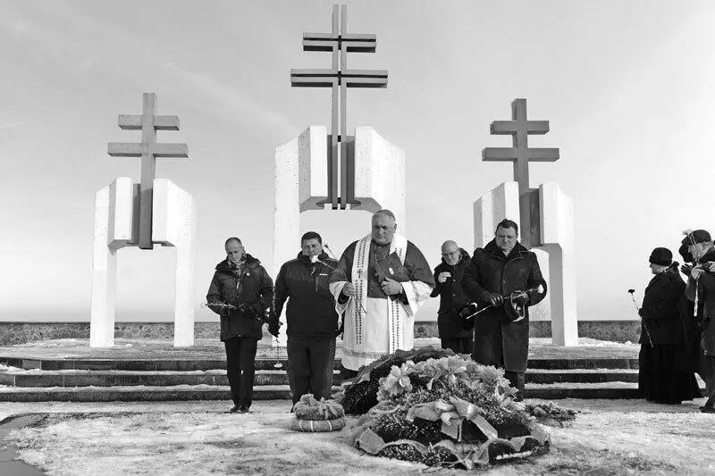 Члены венгерской делегации возлагают цветы на мемориальном венгерском кладбище - фото 27