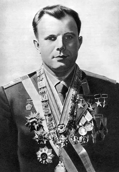 ПОКА ВСЕ ЗЕМНОЕ Детство мое прошло в деревне Клушино Смоленской области - фото 5
