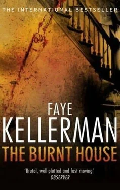 Faye Kellerman The Burnt House обложка книги