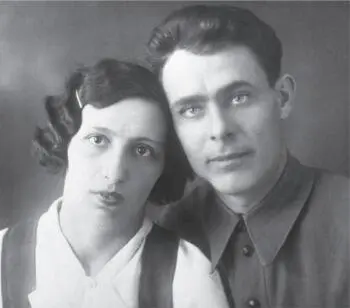 Л И Брежнев с женой Викторией 1927 г Л И Брежнев курсант - фото 7
