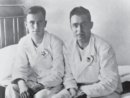 Л И Брежнев в госпитале после вручения ему ордена Боевого Красного Знамени - фото 12