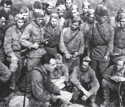 Бригадный комиссар Л И Брежнев беседует с солдатами перед боем 1942 г Л - фото 13