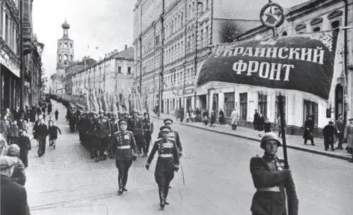 Комиссар сводного полка генералмайор Л И Брежнев слева 24 июня 1945 г - фото 16
