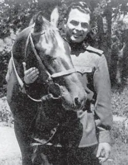 Л И Брежнев с любимым конем по кличке Дончак Геленджик 1943 г - фото 18