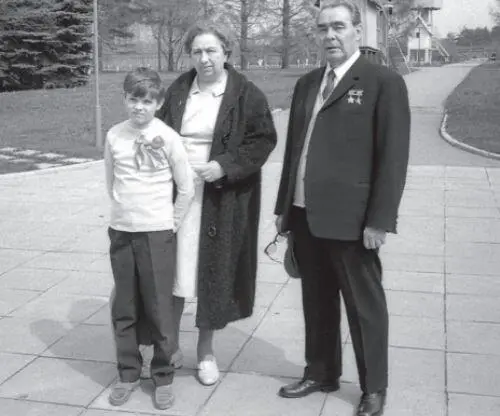 Леонид Ильич с Викторией Петровной и внуком Андреем Государственная дача - фото 26