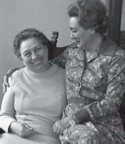 Виктория Петровна с дочерью Галиной Санаторий Барвиха 1976 г Виктория - фото 28