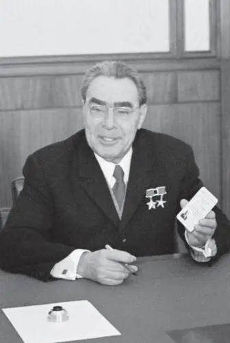 Л И Брежнев подписывает партийный билет 1 В И УльяновуЛенину Л И - фото 30