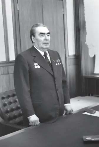 Л И Брежнев в рабочем кабинете в Кремле 1977 г На полях опытного - фото 31