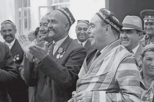 Туркменская ССР Л И Брежнев в национальном халате 1971 г Л И Брежнев - фото 33