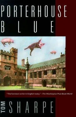 Tom Sharpe Porterhouse Blue обложка книги
