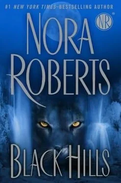 Nora Roberts Black Hills обложка книги