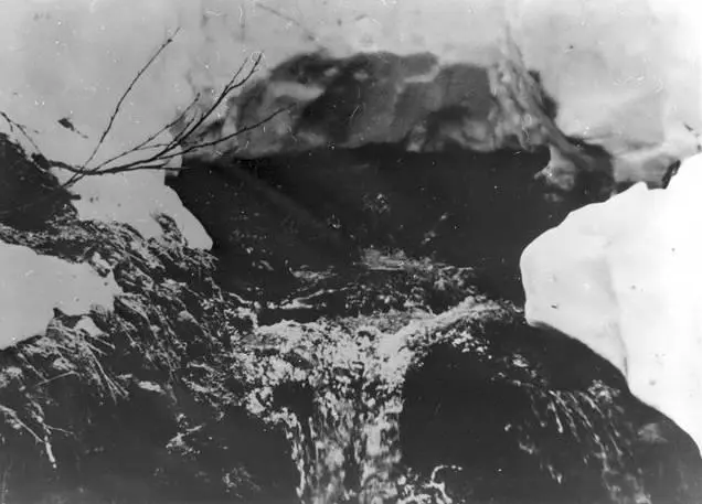 Водопад Вид сверху Дубинина у водопада фото с поисков 1959 года Бегущая - фото 20
