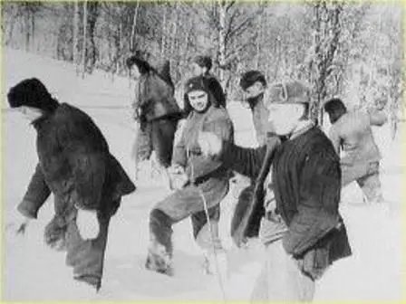 фото с поисков 1959 года На восточном азиатском склоне глубокие снега - фото 22