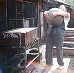 Фото 34 Шестой этап Удерживание усилием обеих рук бетонного шара весом 130 - фото 63