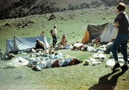 Распределение груза перед выходом в поход Высокий Алай 1983 Я сердце - фото 3
