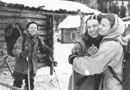 Прощание Юдина с Людой Дубининой во Втором Северном слева сзади Дятлов Как - фото 11