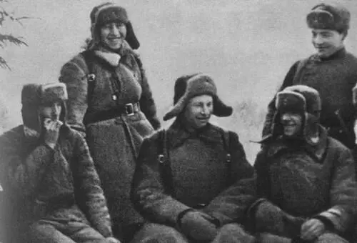 Фадеев с бойцами Красной армии Зима 1942 г С Михаилом Шолоховым на Западном - фото 40