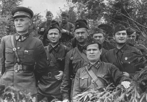 Генерал И Конев на фронте с группой писателей Фадеев в центре Фадеев - фото 42