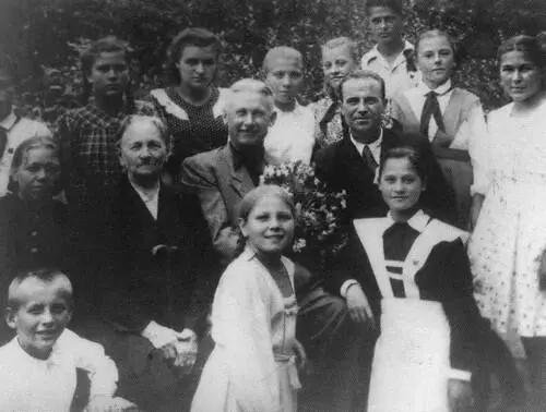 Фадеев с матерью и пионерами из Чугуевки Переделкино 1950 г В послевоенные - фото 50
